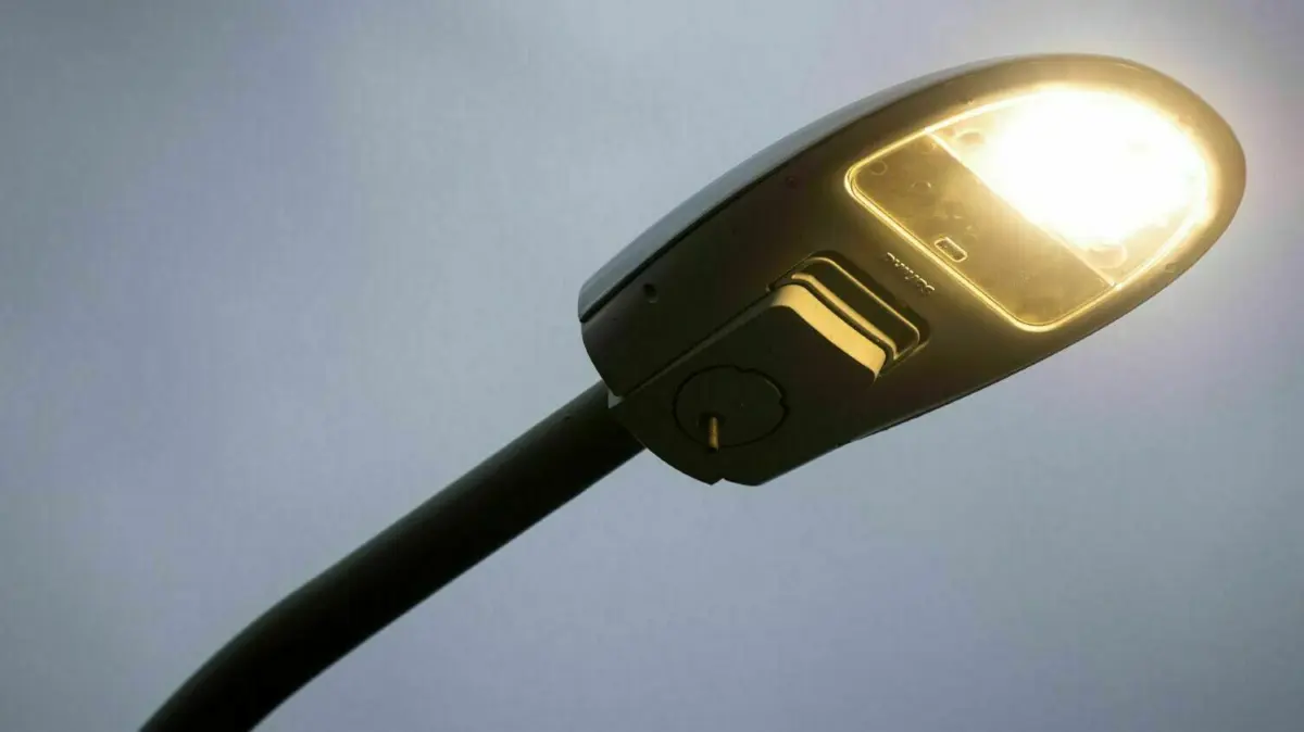Die Gemeinden im Amt Lebus wissen nicht, wie sie nächstes Jahr die Energiekosten für die Straßenbeleuchtung bezahlen sollen. Einsparpotenzial gibt es kaum, wurde jetzt der Landesregierung vorgerechnet. (Symbolbild)
Eine LED-Straßenlampe, aufgenommen am 16.01.2018 in Flörsheim (Hessen). Die hessische Landesregierung unterstützt Städte und Gemeinden, die auf umweltfreundliche Lampen umrüsten. (Zu dpa: "Wirtschaftsminister zieht Bilanz zum Einsatz von LED-Straßenlampen" vom 17.01.2018) Foto: Fabian Sommer/dpa ++ +++ dpa-Bildfunk +++