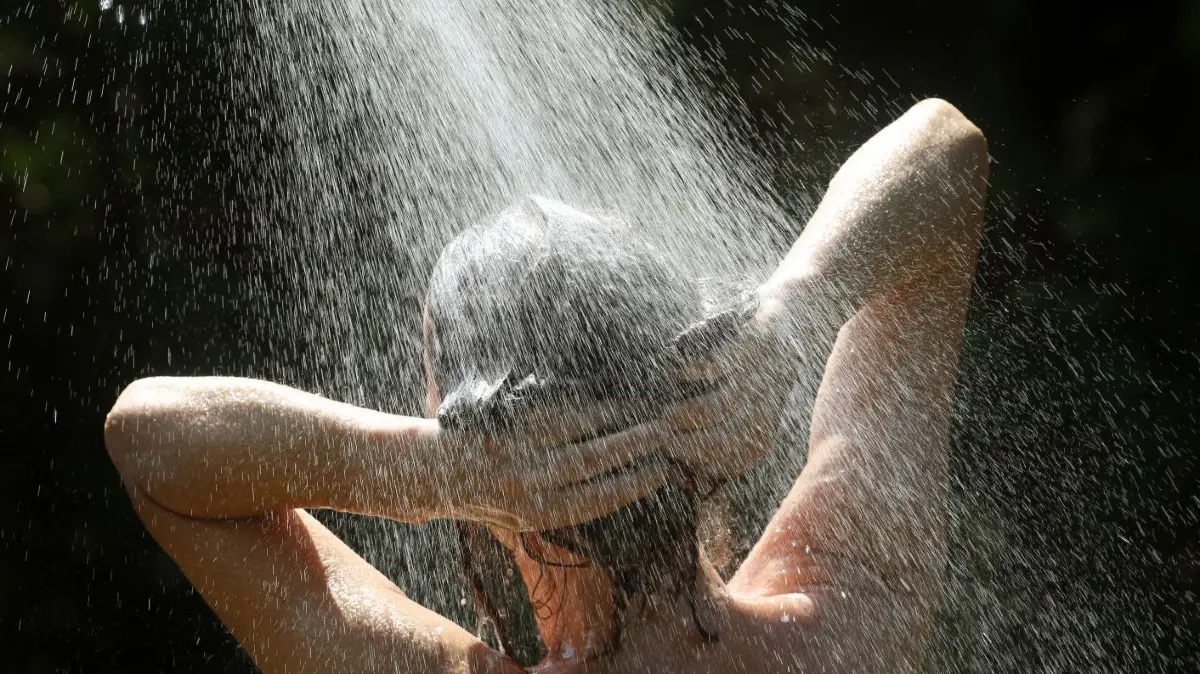 Duschen nach dem Sport: In der Schlaubetal-Halle in Müllrose ist das seit November 2020 wegen der Gefahr durch Legionellen verboten. (Symbolbild)
08.08.2020, Berlin: Eine Frau erfrischt sich bei Temperaturen um 35 Grad Celsius unter einer Gartendusche im Bezirk Köpenick. Nach Angaben der Meteorologen werden auch in den kommenden Tagen die Temperaturen weit über der 30 Grad-Marke liegen. Foto: Wolfgang Kumm/dpa +++ dpa-Bildfunk +++