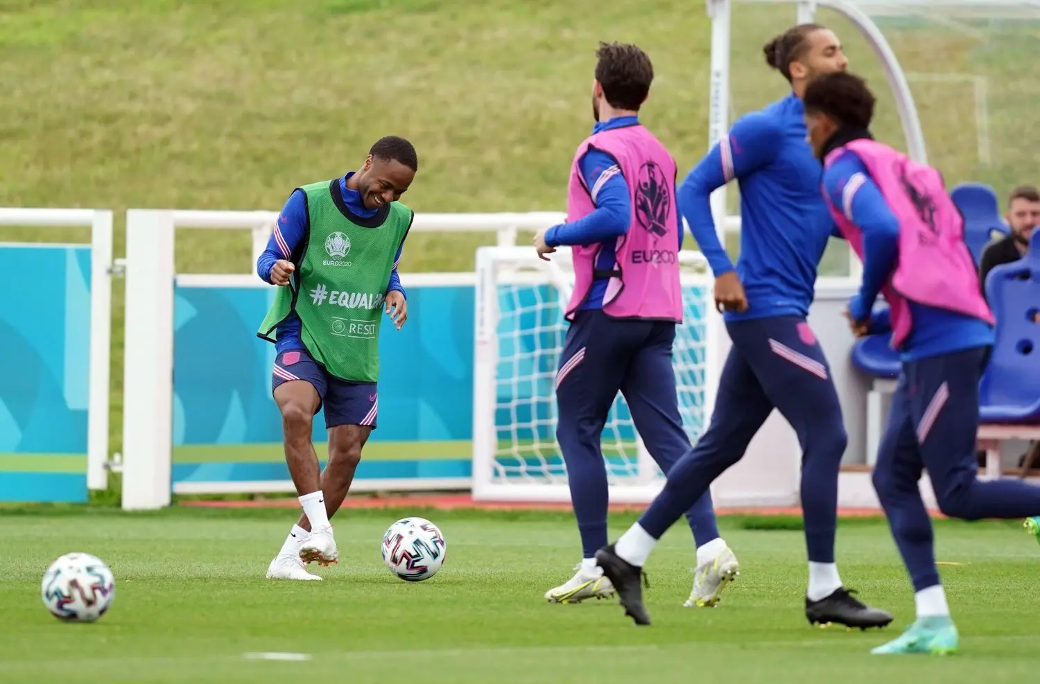 02.07.2021, Großbritannien, Burton Upon Trent: Fußball: EM, Viertelfinale, Training England im St. George's Park. Raheem Sterling (l) während der Trainingseinheit. Foto: Martin Rickett/PA Wire/dpa +++ dpa-Bildfunk +++