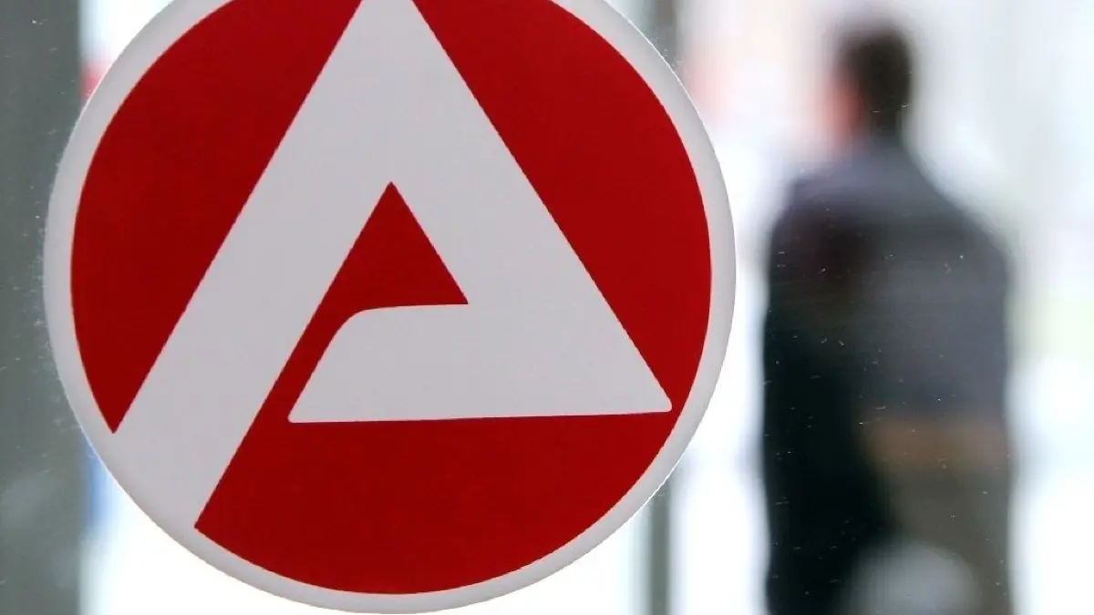 Kindergeld-Anträge über kommerzielle Internetanbieter stiften derzeit Verwirrung. Die Familienkasse warnt.
ARCHIV - Ein Mann verlässt am 30.03.2011 die Agentur für Arbeit in Rostock. Foto: Bernd Wüstneck/dpa (zu dpa "Entscheidung zu Job-Center-Klage der bayerischen Landkreise" vom 05.10.2014) +++(c) dpa - Bildfunk+++