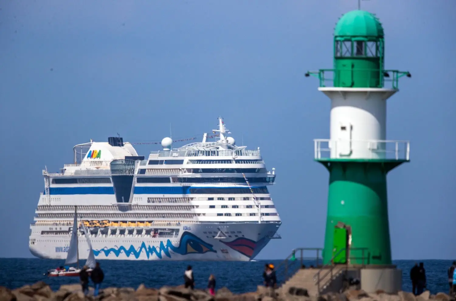 Hoffnung für die Kreuzfahrtfans: Ab Juli sollen auch in Mecklenburg-Vorpommern vom Hafen Rostock-Warnemünde wieder Kreuzfahrtschiffe in See stechen.