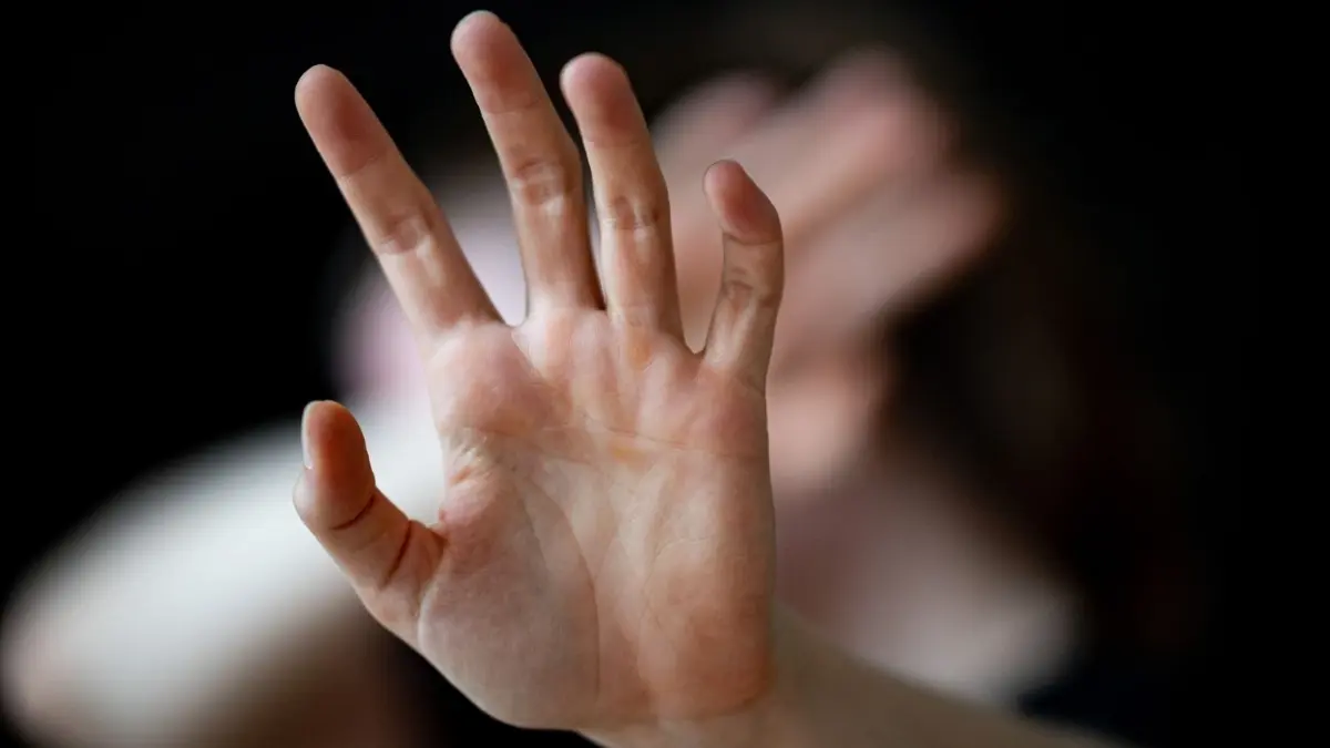 Eine Frau hält ihre Hände vor das Gesicht (gestellte Szene): Ein Mann hat in Eisenhüttenstadt auf seine Ehefrau eingeschlagen. In die Wohnung darf er vorerst nicht zurück. (Symbolbild)
ARCHIV - 01.07.2023, Berlin: Eine Frau hält ihre Hände vor das Gesicht. (Gestellte Szene) (zu dpa: «EU-Einigung auf schärfere Maßnahmen gegen Gewalt an Frauen») Foto: Fabian Sommer/dpa +++ dpa-Bildfunk +++