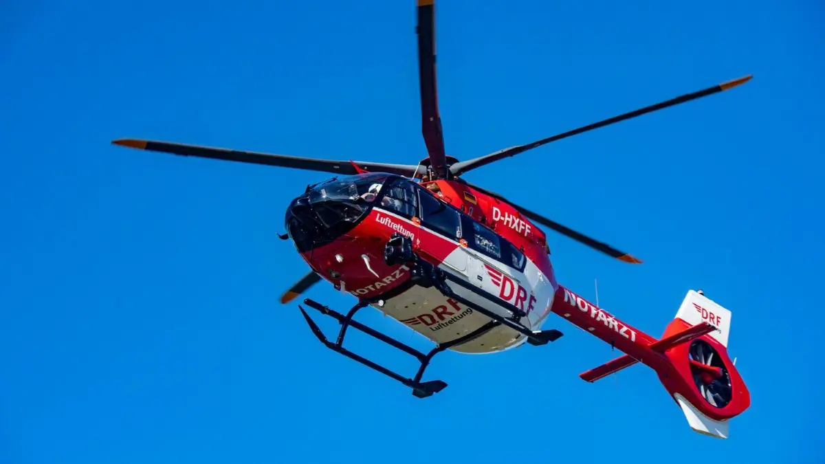 Der Notarzt musste per Rettungshubschrauber zum Polizeirevier in Riedlingen, weil dort ein 18-Jähriger am Dienstag (12.07.) randalierte und sich selbst mit einer Rasierklinge schwer verletzte.
28.06.2022, Mecklenburg-Vorpommern, Greifswald: Der Rettungshubschrauber vom Typ H145 mit der Kennung D-HXFF der Deutschen Rettungsflugwacht (DRF) fliegt über der Greifswalder DRF-Station. Bei dem Hubschrauber handele es sich um den modernsten Rettungshubschrauber, den es derzeit in der zivilen Luftrettung gibt. Im Gegensatz zur Vorgängermaschine verfügt die H145 demnach über einen Rotor mit fünf statt vier Blättern. Dadurch soll die Maschine mehr Last transportieren können und auch ruhiger in der Luft sein. Foto: Stefan Sauer/dpa +++ dpa-Bildfunk +++