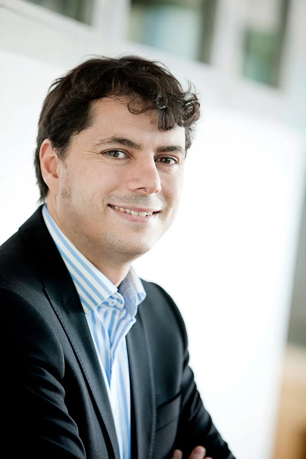 Prof. Dr. Bernd Wallraff ist Professor für BWL und Wirtschaftspsychologie an der CBS International School. Wie er das einheitliche Ladekabel aus Wirtschaft- und Verbrauchersicht bewertet.