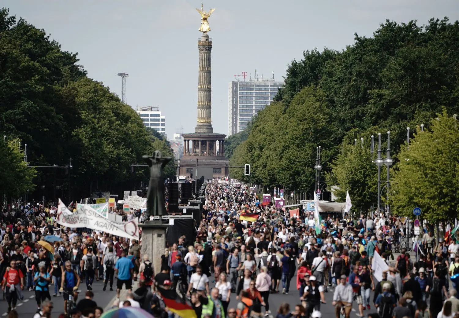 Demonstranten auf der Straße des 17. Juni.