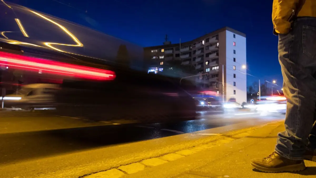 Zwei Autofahrer haben sich auf der Bundesstraße 1 in Berlin-Mahlsdorf ein gefährliches Rennen mit viel zu hohem Tempo geliefert. Der Zeuge fuhr hinterher.
ARCHIV - 04.12.2019, Bayern, Würzburg: Ein Mann wartet an der Fußgängerampel, an der am 01.12.2019 ein Pkw eine Frau erfasst hatte, die dort die Straße überquerte (Langzeitbelichtung). Im Corona-Jahr 2020 hat die Polizei in Bayern deutlich mehr illegale Autorennen registriert. (zu dpa «560 verbotene Autorennen in Bayern forderten in 2020 sieben Todesopfer») Foto: Daniel Karmann/dpa +++ dpa-Bildfunk +++