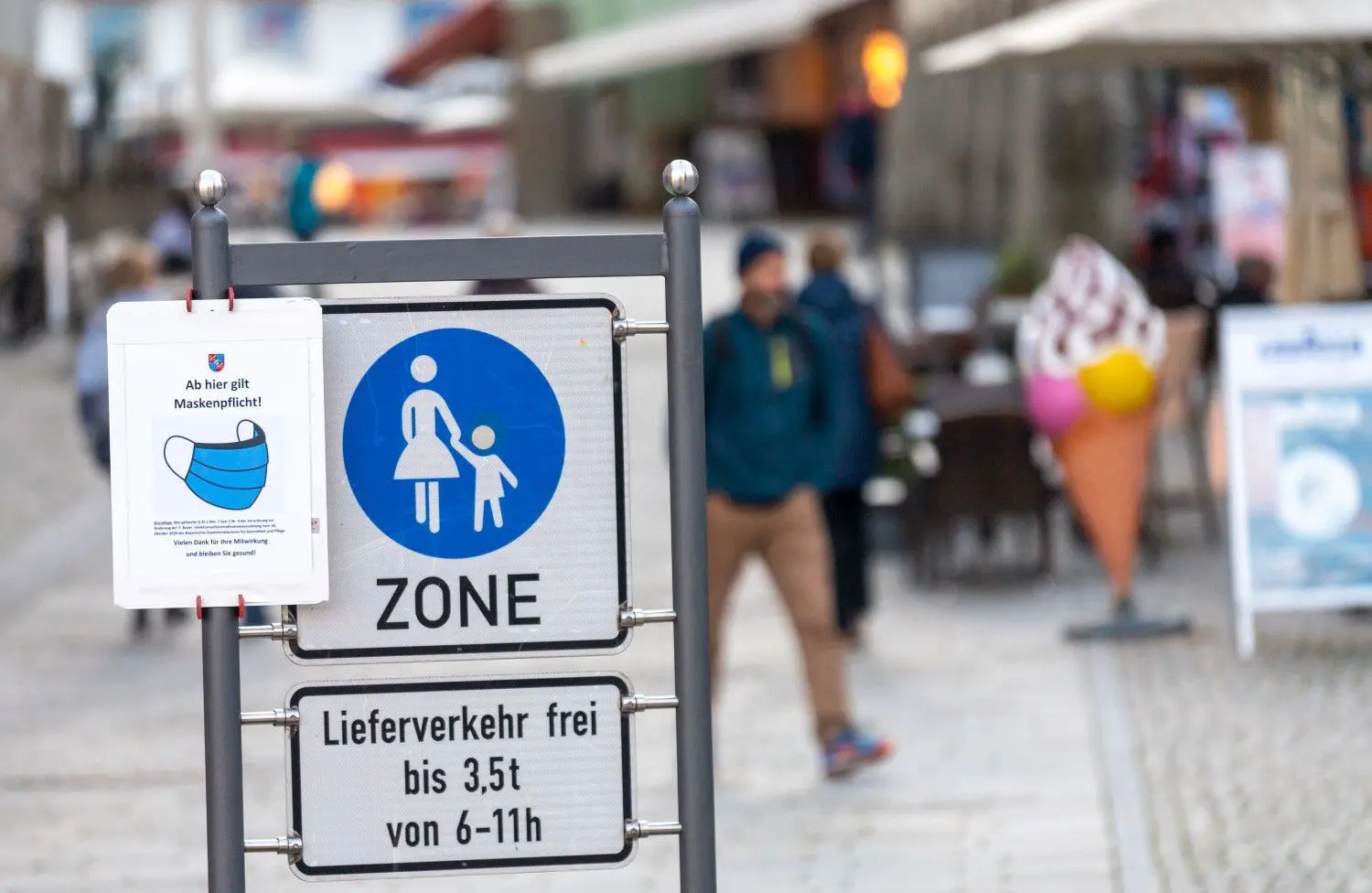 Maskenpflicht in der Fußgängerzone: Erstmals seit dem Lockdown im Frühjahr gelten wegen extrem gestiegener Corona-Zahlen im bayerischen Landkreis Berchtesgadener Land wieder strikte Ausgangsbeschränkungen.