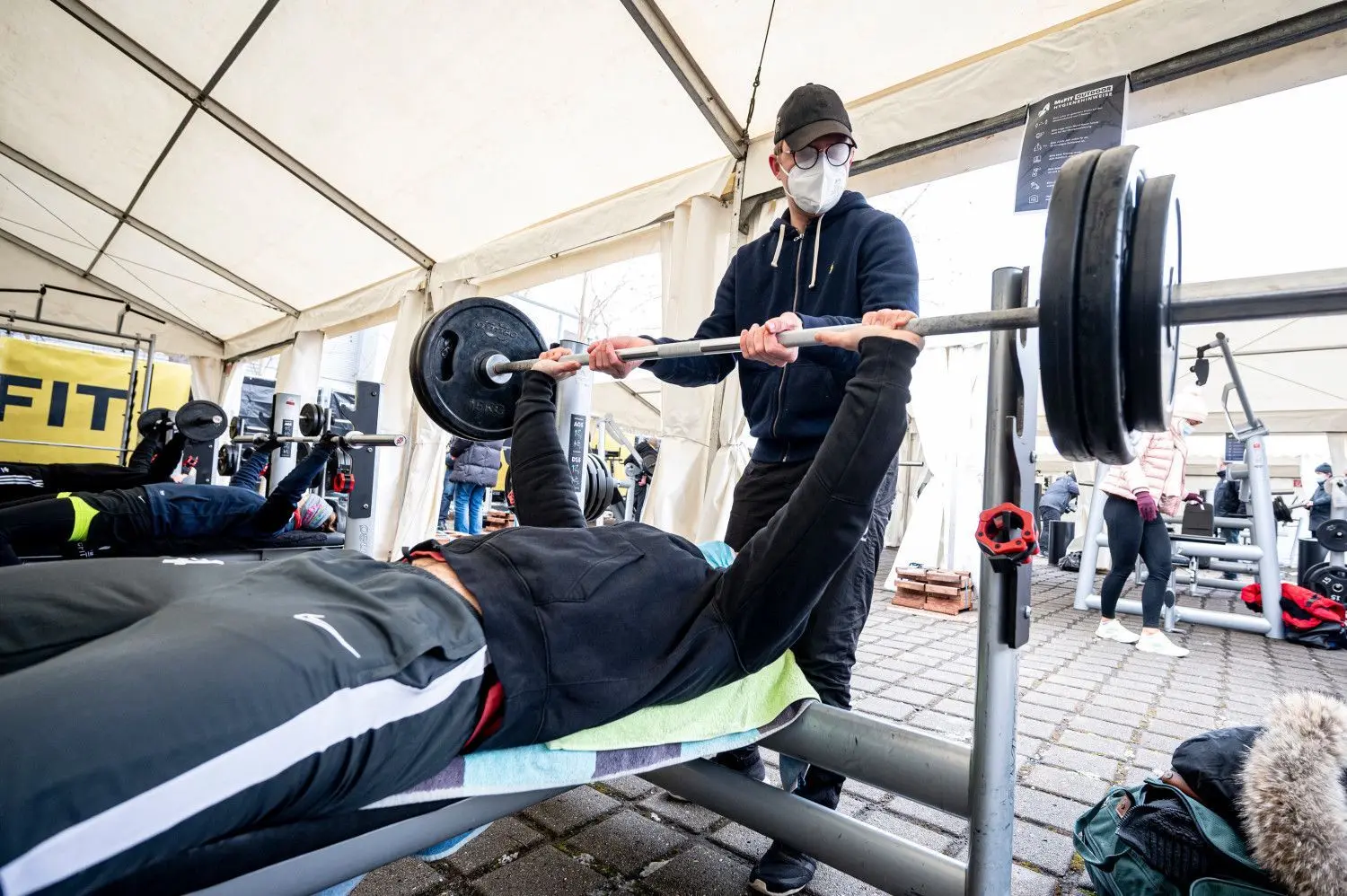 Sport in Fitnessstudio oder Gym? In Berlin gab es sogar schon ein Outdoor-Fitnesstudio mit Zelt - Betreiber und Kunden von Gyms in Deutschland hoffen jetzt auf Öffnungen nach dem Gipfel am 22.03.2021.