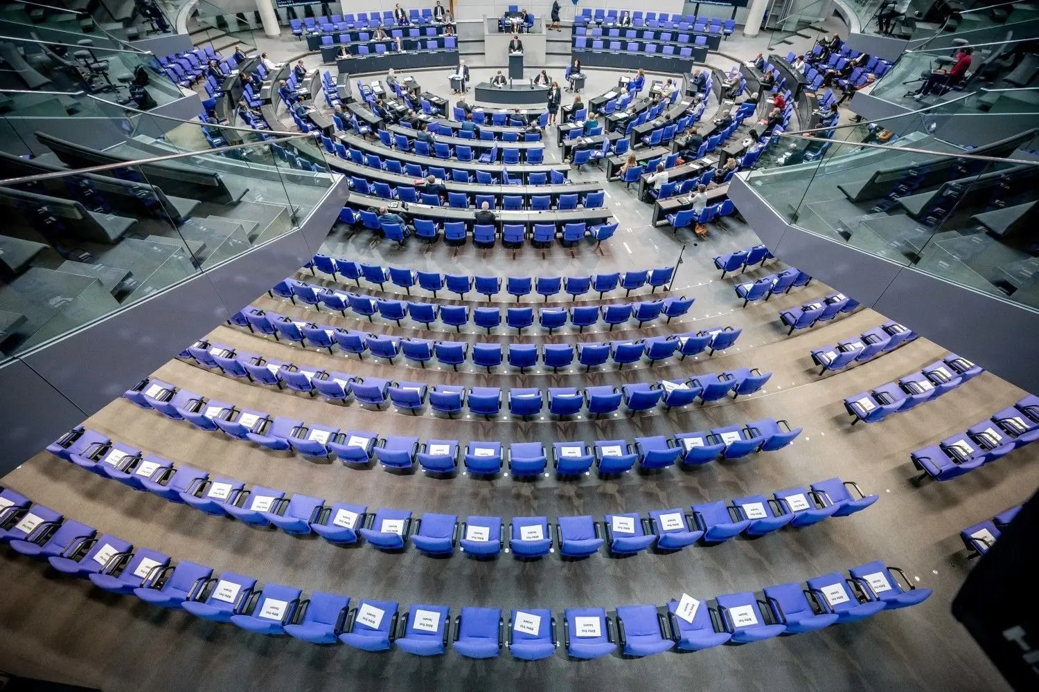 Am kommenden Mittwoch, 21.04.2021, soll im Bundestag über die Änderung des Infektionsschutzgesetzes abgestimmt werden. Wissenschaftler und Mediziner fordern eine schnellere Umsetzung angesichts der aktuellen Corona-Zahlen in Deutschland. Die SPD verteidigt das Vorgehen.
