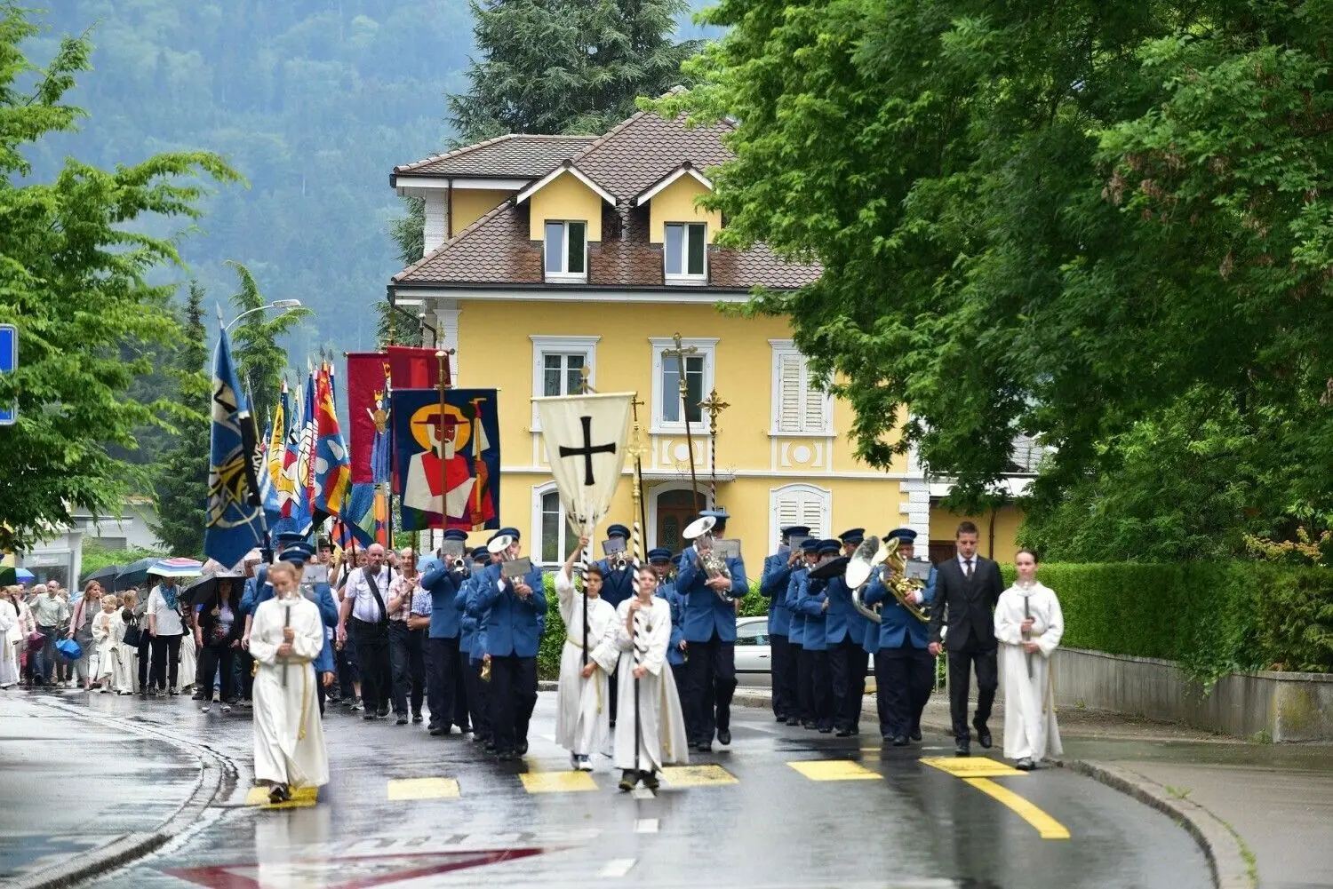 Fronleichnam: Viele nutzen das verlängerte Wochenende für einen Kurzurlaub. Weil am Sonntag auch die Pfingstferien in Bayern und Baden-Württemberg enden ist laut ADAC mit erhöhtem Verkehrsaufkommen zu rechnen.