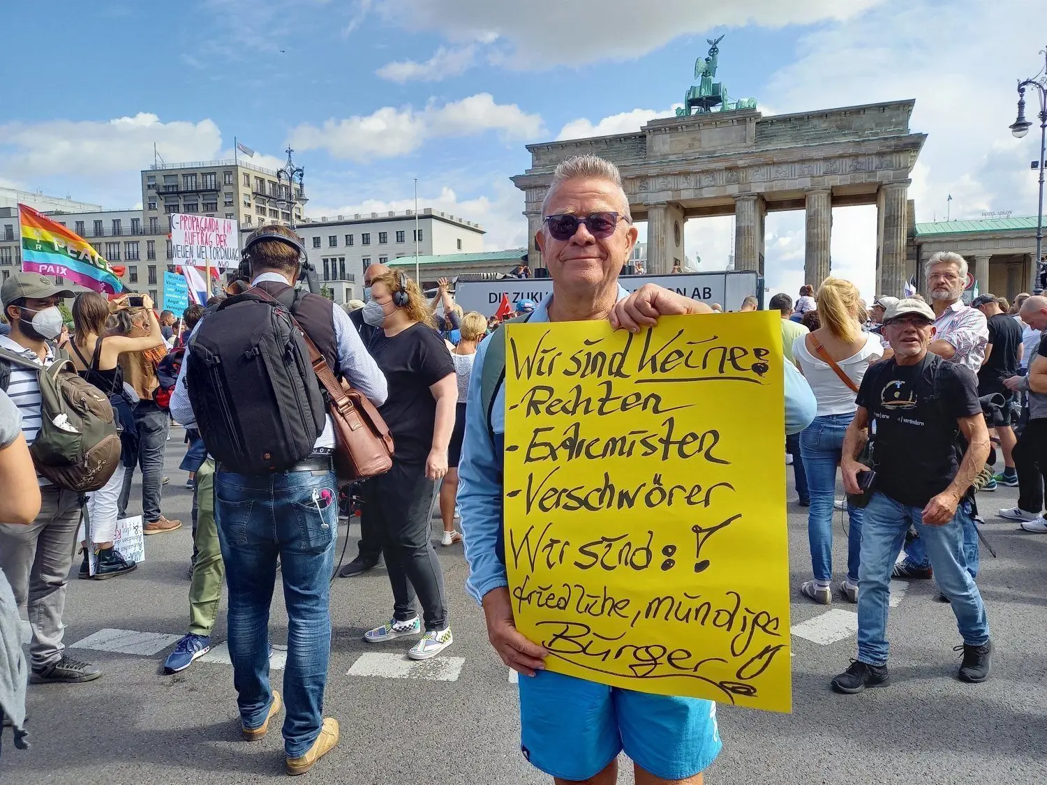Helge Schwarze hat sich an der Corna-Demonstration in Berlin beteiligt.⇥