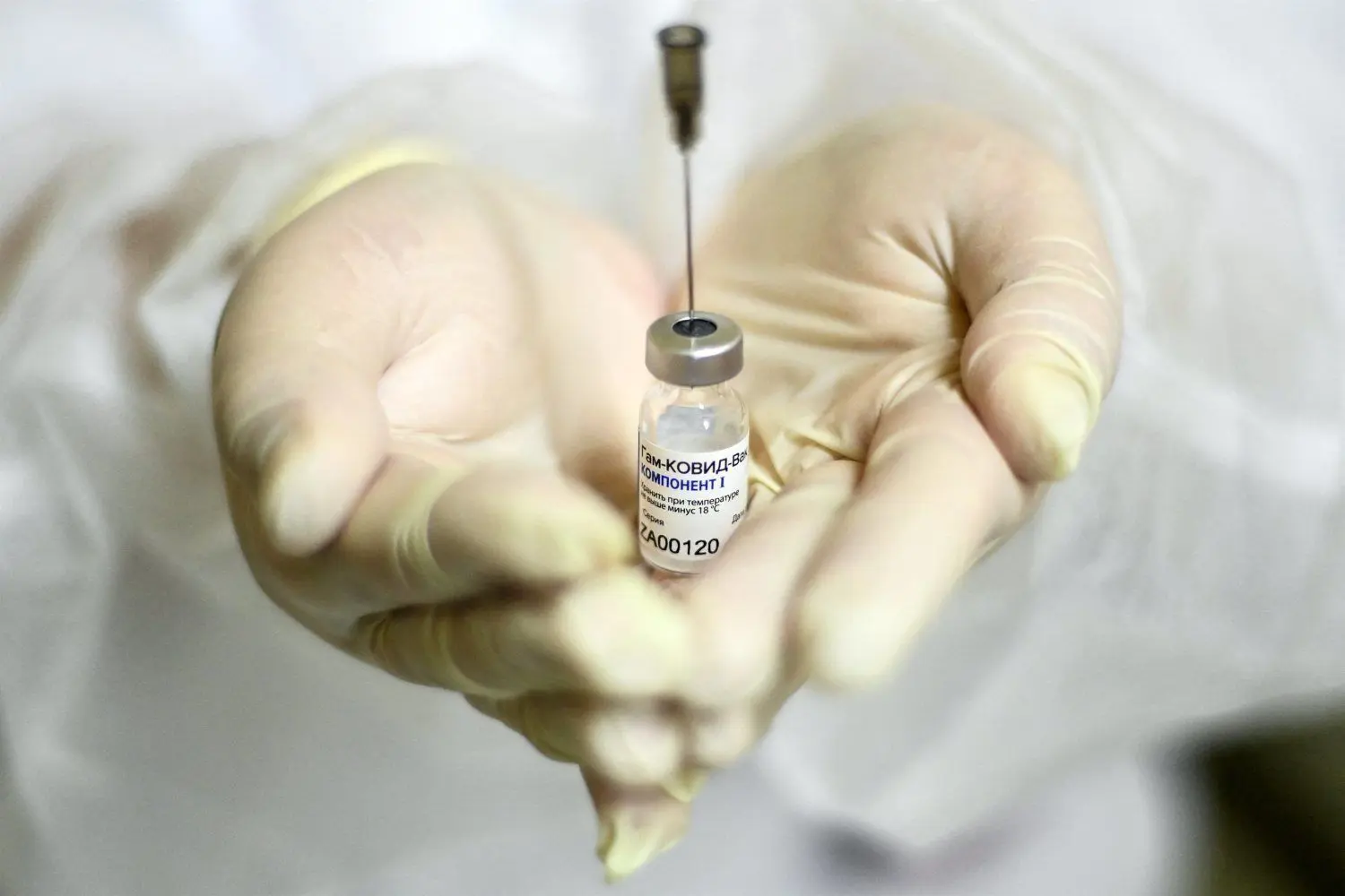 Eine Krankenschwester hält den Impfstopff Sputnik V in den Händen. ⇥
