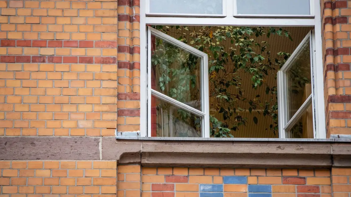 Wird auf absehbare Zeit alternativlos bleiben: Das Lüften in Schulen. In Brandenburg sollen Alternativen geprüft werden. Der Einsatz von Luftfiltern bleibt aber umstritten.
ARCHIV - 25.09.2020, Baden-Württemberg, Stuttgart: Ein Fenster einer an einer Grundschule ist zum Lüften geöffnet. Sollen Luftreiniger im Kampf gegen das Coronavirus auch an Thüringer Schulen eingesetzt werden? Einige Fraktionen sprechen sich dafür aus. (zu dpa "Bislang keine Luftreiniger für Thüringer Schulen") Foto: Christoph Schmidt/dpa +++ dpa-Bildfunk +++
