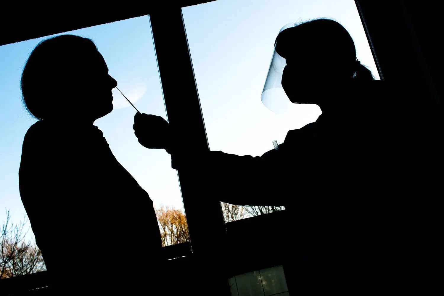 In Deutschland wird in den Tagen nach Weihnachten wieder mehr getestet. Wie viele Neuinfektionen gibt es? Das RKI hat die neuen Corona-Zahlen für den 28.12.20 veröffentlicht. (Symbolbild)