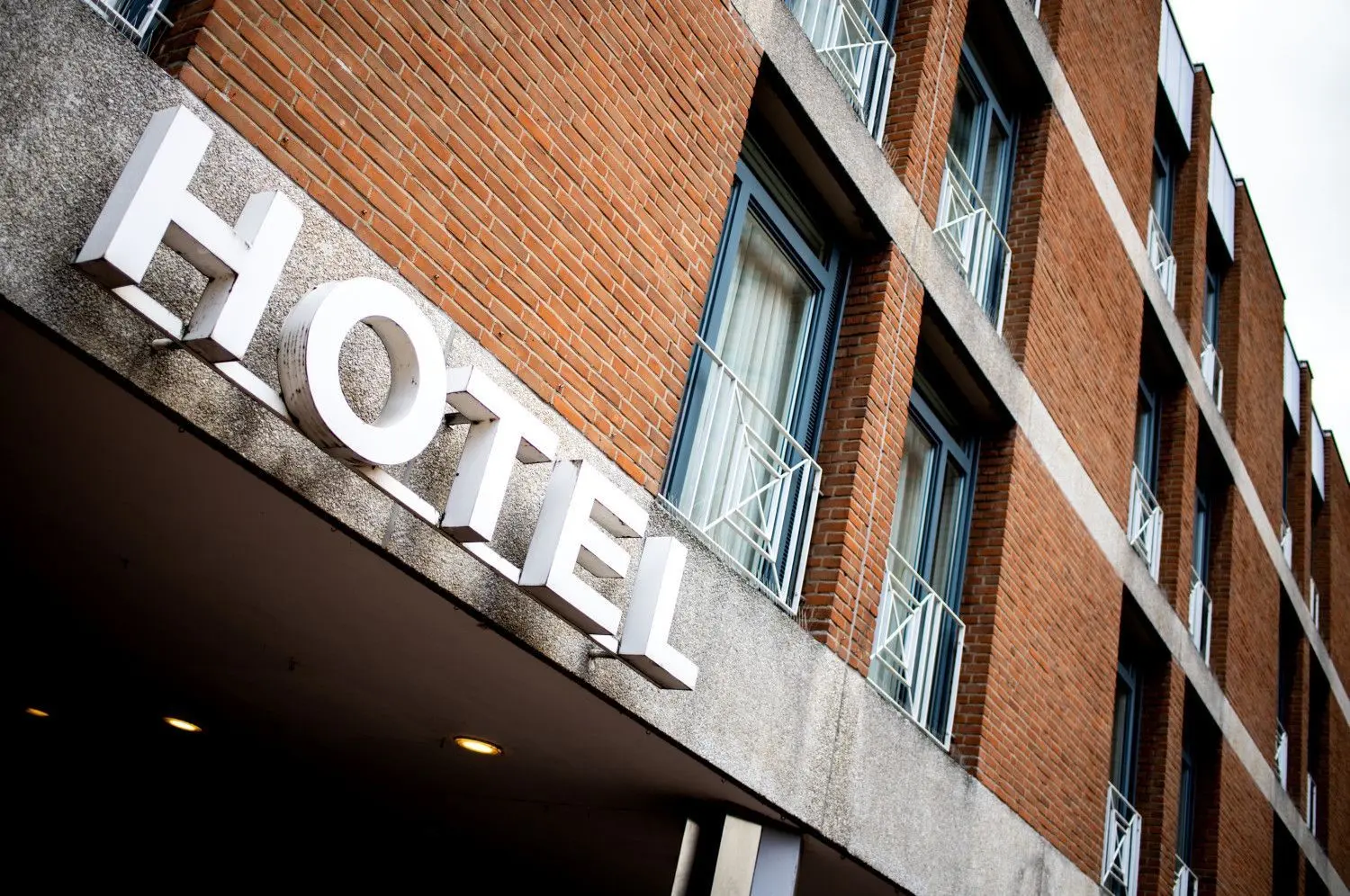Eine Mehrheit der Deutschen wünscht sich einer Umfrage zufolge trotz der stark ansteigenden Corona-Zahlen zu Ostern eine Öffnung von Hotels, Cafés, Kneipen und Restaurants. Eine erste Beschlussvorlage vor dem nächsten Corona-Gipfel sieht allerdings, wenn überhaupt, nur „kontaktarme“ Formen des Urlaubs vor.