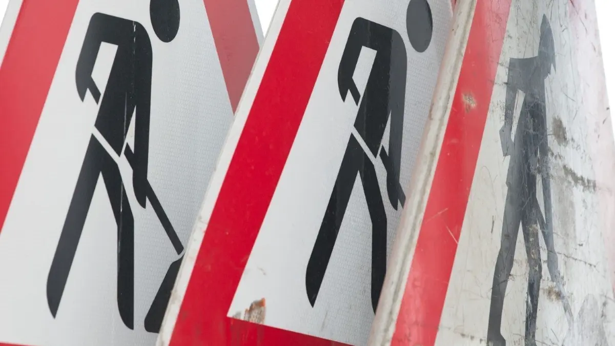 Ab Dienstag, 3. September, ist die Grabenstetter Straße in Bad Urach für den Durchgangsverkehr gesperrt. Die Sanierungsarbeiten dauern bis 7. Oktober an. Eine Umleitung besteht über die Wiedereröffnete Ulmer Steige (B 28).
ARCHIV - 08.11.2018, Sachsen, Dresden: Verkehrsschilder für eine Baustelle stehen auf dem Gelände der Straßenmeisterei nebeneinander. Der niedersächsische Landesrechnungshof stellt am 29.08.2019 in Hannover den Kommunalbericht für 2019 vor. Foto: Sebastian Kahnert/zb/dpa +++ dpa-Bildfunk +++