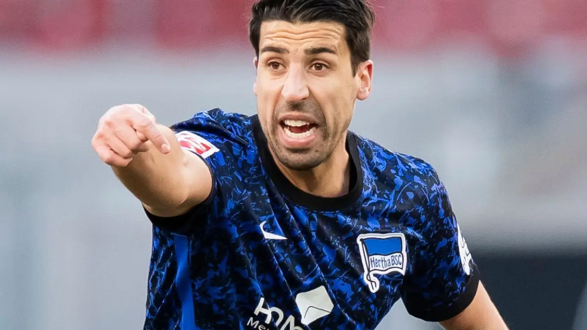 Sami Khedira macht Schluss. Für den 34-Jährigen bleibt das kurze Engagement bei Hertha BSC die letzte Station seiner Karriere. Der Körper macht nach 15 Jahren Profi-Fußball inklusive WM-Titel und Champions-League-Triumph nicht mehr mit.
ARCHIV - 13.02.2021, Baden-Württemberg, Stuttgart: Fußball: Bundesliga, VfB Stuttgart - Hertha BSC, 21. Spieltag, Mercedes-Benz Arena. Berlins Sami Khedira gestikuliert. (zu dpa «Rio-Weltmeister Khedira wird Fußball-Karriere beenden») Foto: Tom Weller/dpa - WICHTIGER HINWEIS: Gemäß den Vorgaben der DFL Deutsche Fußball Liga bzw. des DFB Deutscher Fußball-Bund ist es untersagt, in dem Stadion und/oder vom Spiel angefertigte Fotoaufnahmen in Form von Sequenzbildern und/oder videoähnlichen Fotostrecken zu verwerten bzw. verwerten zu lassen. +++ dpa-Bildfunk +++