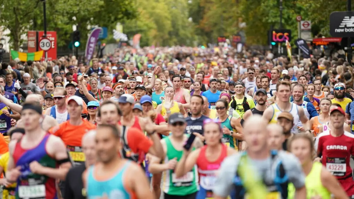Am heutigen Sonntag findet in Hamburg der Haspa Marathon statt.
ARCHIV - 02.10.2022, Großbritannien, London: Leichtathletik: TCS London Marathon: Teilnehmerinnen und Teilnehmer in Aktion. Die Marathon-Organisatoren haben mit Klimaaktivisten eine Absprache getroffen. (zu dpa: «Londoner Marathon trifft Absprache mit Extinction Rebellion») Foto: James Manning/PA Wire/dpa +++ dpa-Bildfunk +++