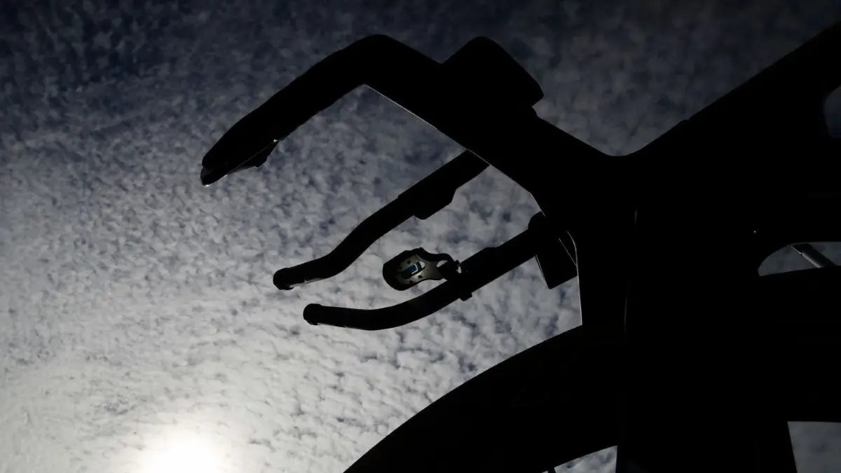 Am Samstag 6. Juli startet die 106. Tour de France in Brüssel.
05.07.2019, Belgien, Brüssel: Die Silhouette eines Rennrads im Sonnenlicht in Brüssel. Am Samstag 6. Juli startet die 106. Tour de France in Brüssel. Foto: Christophe Ena/AP/dpa +++ dpa-Bildfunk +++