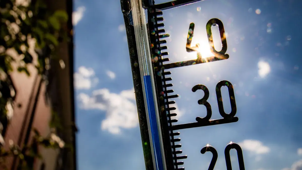 Hitze schadet der Gesundheit – insbesondere bei den Älteren, aber auch bei kleinen Kindern.
ARCHIV - 26.07.2018, Hessen, Frankfurt/Main: ILLUSTRATION - Ein Thermometer an einer Hauswand klettert in Richtung der 40-Grad-Marke.Die Belastung für die Bevölkerung durch hohe Temperaturen ist auch in Sachsen-Anhalt hoch. Doch wer ist etwa für Schulen oder Pflegeheime bei den Kommunen in Sachen Hitzeschutz ansprechbar? (zu dpa: «Zahlreiche Landkreise und Städte haben keine speziellen Hitzekonzepte») Foto: Frank Rumpenhorst/dpa +++ dpa-Bildfunk +++