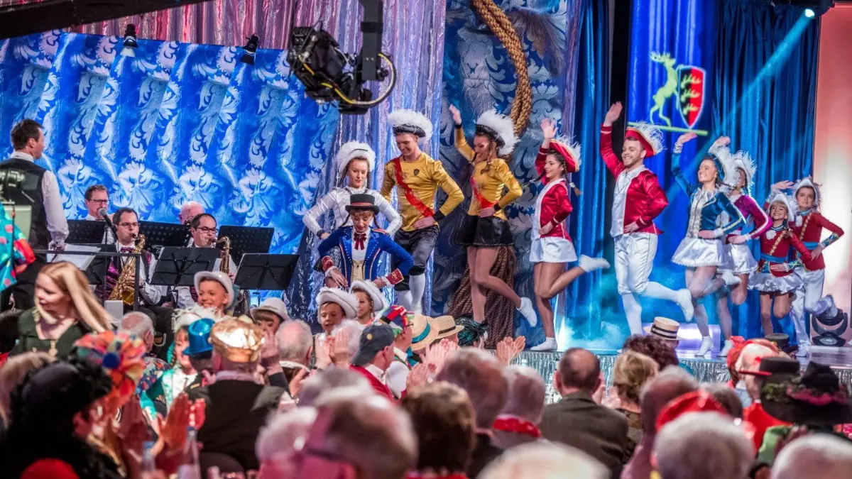 Bei der Generalprobe zur Übertragung der Schwäbischen Fasnet aus der Donzdorfer Stadthalle im SWR-Fernsehen klappte alles wie am Narrenschnürchen.
Donzdorfer Fasnet, SWR-Fernsehsitzung Generalprobe