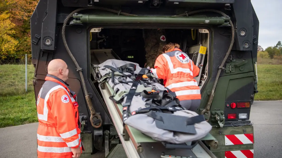 Bei der Anti-Terror-Übung der Bundeswehr in Stetten wird ein Anschlag in Konstanz simuliert. Auch das DRK ist dabei.
17.10.2019, Baden-Württemberg, Stetten am kalten Markt: Zwei Mitarbeiter der Deutschen Roten Kreuzes schauen sich den Innenraum des GTK Sanitäts-Boxers der Bundeswehr an. Beim Auftakt der baden-württembergischen Terrorismusabwehr-Übung (BWTEX) 2019 gibt es eine Leistungsschau aller bei der Übung vertretenen Organisationen. Polizei und Bundeswehr üben den gemeinsamen Kampf gegen den Terror und die zivil-militärische Zusammenarbeit auf Landesebene. Foto: Tom Weller/dpa +++ dpa-Bildfunk +++