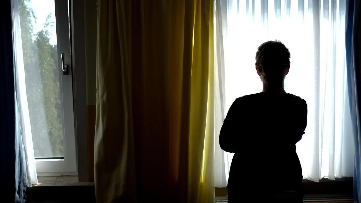 Gewalt gegen Kinder ist zurückgegangen: Dafür sind in Berlin andere Gewalt-Zahlen leicht angestiegen. (Symbolfoto)
ARCHIV - ILLUSTRATION - Eine junge Frau posiert am 28.08.2013 in einem Zimmer eines Frauenhauses. Schläge, Beleidigungen, sexuelle Übergriffe - Frauenhäuser sind Anlaufstelle für diejenigen, die in ihren eigenen vier Wänden in Gefahr sind. Die Arbeit wird dort aber schwieriger. Foto: Peter Steffen/dpa (zu dpa «Frauenhäuser sehen sich mit Migrantinnen vor neuen Problemen» vom 19.03.2016) +++(c) dpa - Bildfunk+++ | Verwendung weltweit