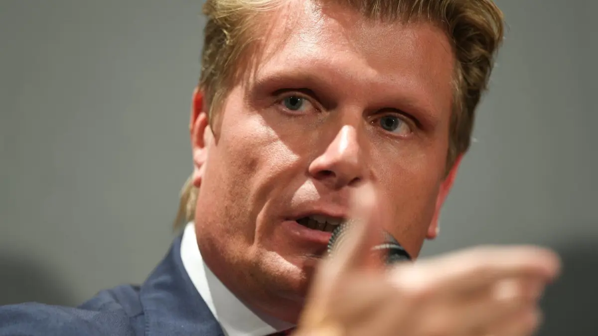Tourismusbeauftragter Thomas Bareiß (CDU) begrüßt die Aufhebung der Reisewarnung.
Thomas Bareiß, damaliger Spitzenpolitiker der CDU in Baden-Württemberg, spricht während einer Diskussion im Gebäude von Schwäbisch Media. Der Tourismusbeauftragte der Bundesregierung, Thomas Bareiß, erwartet nach der Corona-Pandemie einen grundlegenden Wandel beim Reiseverhalten, sagte der CDU-Politiker der «Heilbronner Stimme» (Ausgabe vom 21.11.2020). (zu dpa "Regierungsbeauftragter: Tourismus ja - mit Wandel bei Reiseverhalten") +++ dpa-Bildfunk +++