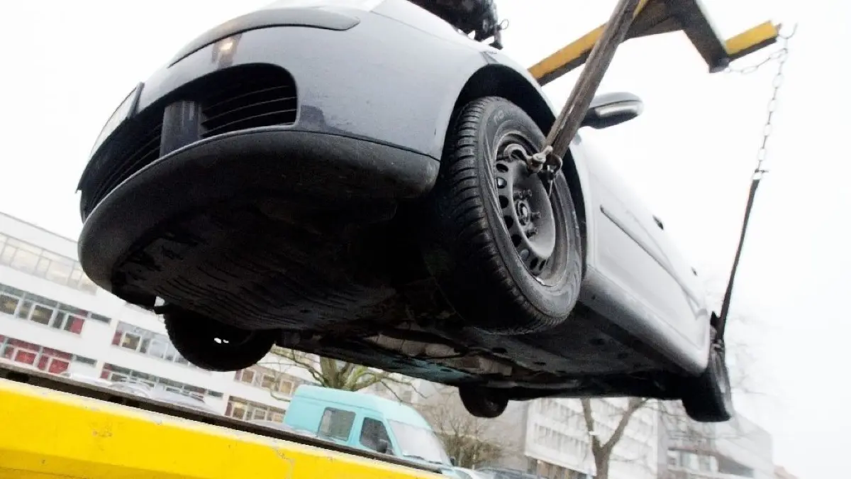 Für den diesjährigen Brandenburger Töpfermarkt wird der Parkplatz vor dem Sankt-Pauli-Kirchplatz gesperrt. Bei Missachtung droht Abschleppen.
ARCHIV - Zum dpa-Magazin-Bericht vom 1. Oktober 2018: Abschleppen verhindern: Vor einem längeren Urlaub geht man besser sicher, dass der Wagen nicht von einem mobilen Halteverbot etwa wegen einer Baustelle oder eines Umzugs betroffen werden kann. Foto: Julian Stratenschulte/dpa/dpa-mag - Honorarfrei nur für Bezieher des Dienstes dpa-Magazin +++ dpa-Magazin +++