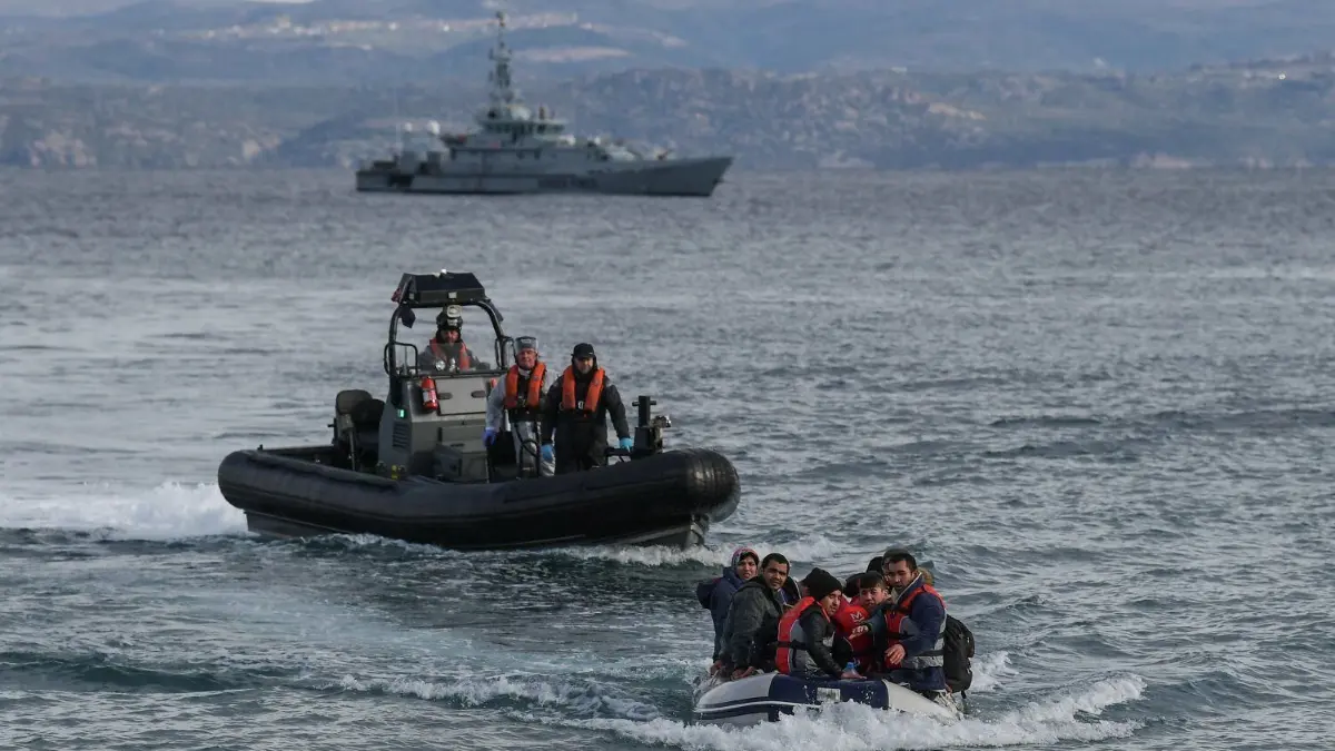 Flüchtlingsboot vor der griechischen Insel Lesbos
A dinghy with 15 Afghan refugees, 5 children, 3 women and 7 men, approaches the Greek island of Lesbos on February 28, 2020 next to UK Border Force patrol boat HMC Valiant (background), a cutter patroling in Agean sea under European Union border force Frontex. - Turkey will no longer close its border gates to refugees who want to go to Europe, a senior official told AFP on February 28, shortly after the killing of 33 Turkish soldiers in an airstrike in northern Syria. (Photo by ARIS MESSINIS / AFP)