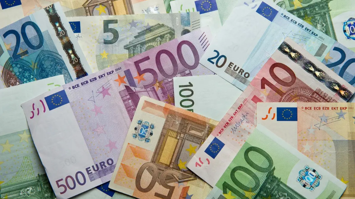 Eine Frau aus dem Kreis Göppingen hat eine hohe Geldsumme bei der Aktion-Mensch-Lotterie gewonnen.
ARCHIV - 03.01.2014, Hessen, Frankfurt/Main: Zahlreiche Euro-Banknoten liegen auf einem Haufen. Die Menschen in Deutschland werden trotz der Zinsflaute in Summe immer reicher. Foto: Daniel Reinhardt/dpa +++ dpa-Bildfunk +++