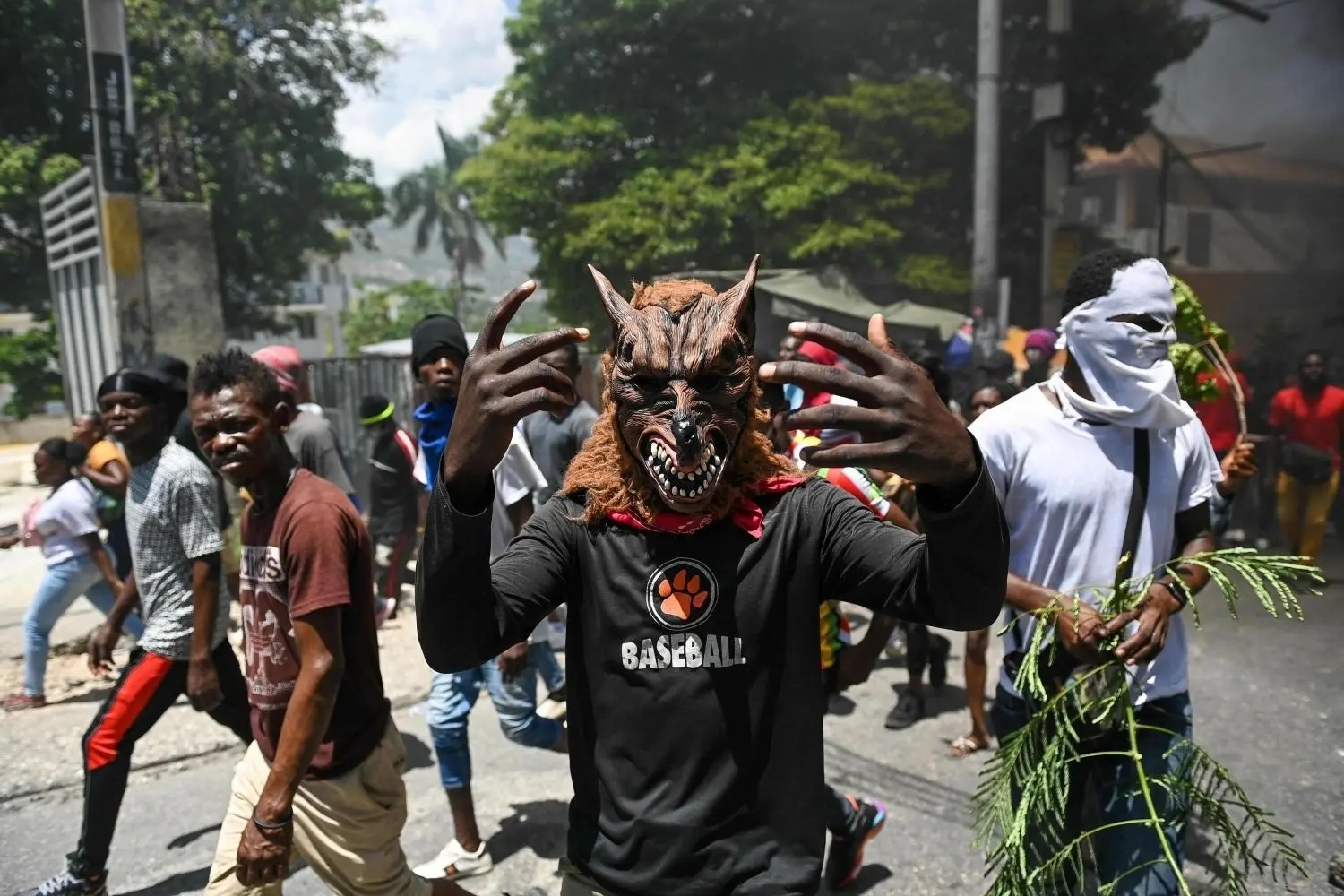Ein Mann trägt die Maske eines Werwolfs während einer Demonstration gegen die anhaltende Unsicherheit in Haiti. ⇥