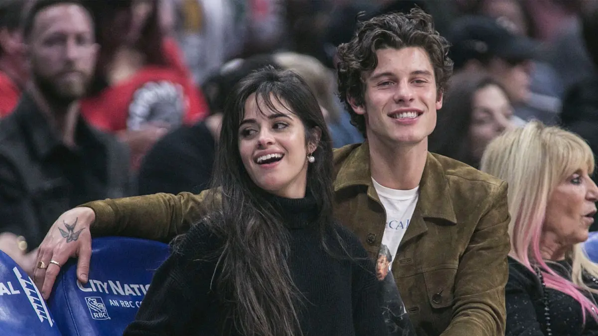 Camila Cabello und Shawn Mendes im Jahr 2019.
Camilla Cabello (l), kubanisch-amerikanische Sängerin, und Shawn Mendes, Sänger aus Kanada, schauen sich das NBA-Spiel zwischen den Los Angeles Clippers und den Toronto Raptors am 11. November 2019 im Staples Center an. Cabello und Mendes haben ihre zweijährige Beziehung beendet. US-Medien zufolge waren die kubanisch-amerikanische Sängerin und der Kanadier im Juli 2019 zusammengekommen. Ihr Liebes-Duett «Señorita», das sie kurz zuvor veröffentlicht hatten, wurde im selben Jahr in Deutschland Sommerhit des Jahres. +++ dpa-Bildfunk +++