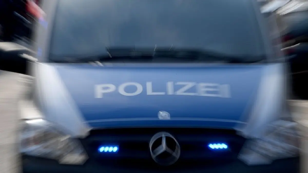 Die Polizei ermittelt (Symbolfoto).
ARCHIV - 12.04.2018, Schleswig-Holstein, Kiel: Ein Polizeiwagen mit eingeschaltetem Blaulicht (Foto mit Zoomeffekt). Die Polizei hat bei Durchsuchungen in Herbsleben (Unstrut-Hainich-Kreis) Rauschgift, Bargeld und ein unter Drogen stehendes Kind entdeckt. Ein 26-jähriger Mann und eine 52 Jahre alte Frau wurden am Dienstag festgenommen, wie die Polizei mitteilte. (zu dpa «Festnahmen nach Razzia in Herbsleben - Drogen an Minderjährige»). Foto: Carsten Rehder/dpa +++ dpa-Bildfunk +++