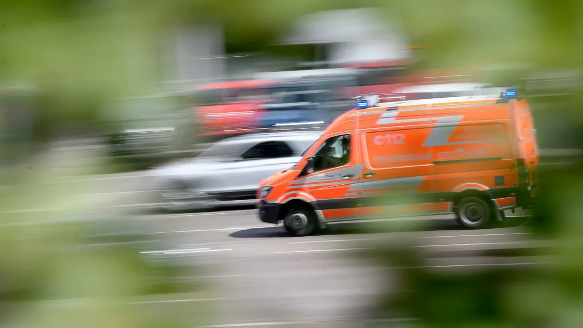 Schwere Verletzungen hat ein Pedelec-Lenker bei einem Verkehrsunfall am späten Donnerstagnachmittag erlitten.
ARCHIV - Es ist Ernst: Befinden sich Rettungswagen und Co. mit Blaulicht und Sirene im Einsatzmodus, geht es nicht selten um Leben und Tod. Foto: Sebastian Gollnow/dpa/dpa-mag - Honorarfrei nur für Bezieher des Dienstes dpa-Magazin +++ dpa-Magazin +++