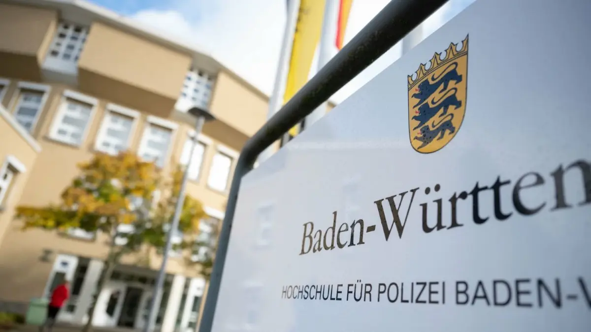 Präsident in Sicht: Die Hochschule für Polizei Baden-Württemberg könnte bald einen neuen Leiter bekommen.
Ein Schild steht auf dem Campus der Hochschule für Polizei Baden-Württemberg. Gegen 49 Beamte seien Disziplinarverfahren eingeleitet worden, teilte das Innenministerium auf Anfrage der Deutschen Presse-Agentur mit. (zu dpa: Rund hundert Polizisten im Südwesten unter Rechtsextremismus-Verdacht) +++ dpa-Bildfunk +++