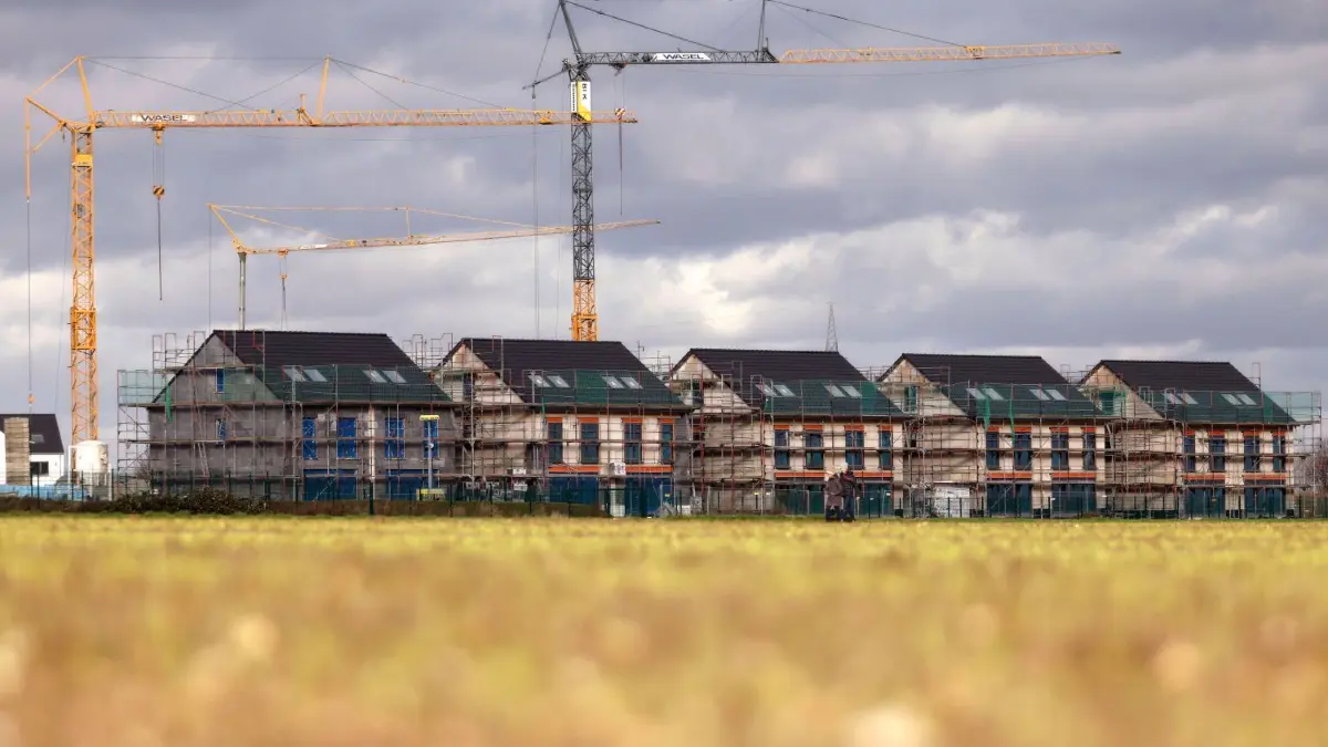 Neubauten auf einem Feld bzw. in einer Neubausiedlung in Glessen. Die deutsche Bauindustrie leidet unter Problemen. Inflation und steigende Zinsen setzen dem Sektor, insbesondere dem Neubaubereich, zu. Themenbild, Symbolbild. Bergheim, 26.12.2023 NRW Deutschland *** New buildings on a field or in a new housing estate in Glessen The German construction industry is suffering from problems Inflation and rising interest rates are putting pressure on the sector, especially the new-build sector Theme image, symbolic image Bergheim, 26 12 2023 NRW Germany Copyright: xChristophxHardtx