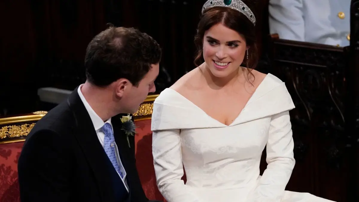Prinzessin Eugenie scheint voller Freude bei ihrer Hochzeit zu sein.
12.10.2018, Großbritannien, Windsor: Prinzessin Eugenie lächelt bei ihrer Hochzeit mit Jack Brooksbank in der St.-Georges-Kapelle von Schloss Windsor. Foto: Danny Lawson/PA Wire/dpa +++ dpa-Bildfunk +++