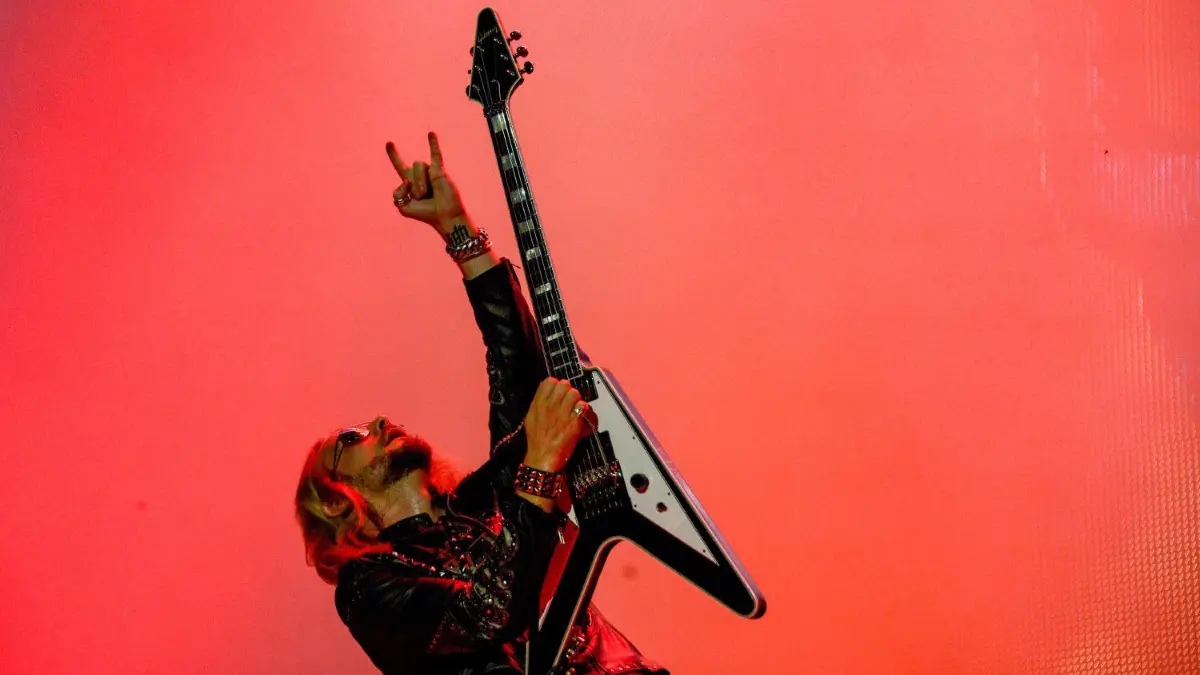 Richie Faulkner von Judas Priest beim Wacken Open Air auf der Bühne.
dpatopbilder - 02.08.2018, Schleswig-Holstein, Wacken: Richie Faulkner, Gitarrist der britischen Heavy-Metal Band Judas Priest, steht beim Wacken Open Air auf der Bühne. Das nach Veranstalterangaben größte Heavy-Metal Festival der Welt startet mit 75.000 Besuchern. Foto: Axel Heimken/dpa +++ dpa-Bildfunk +++