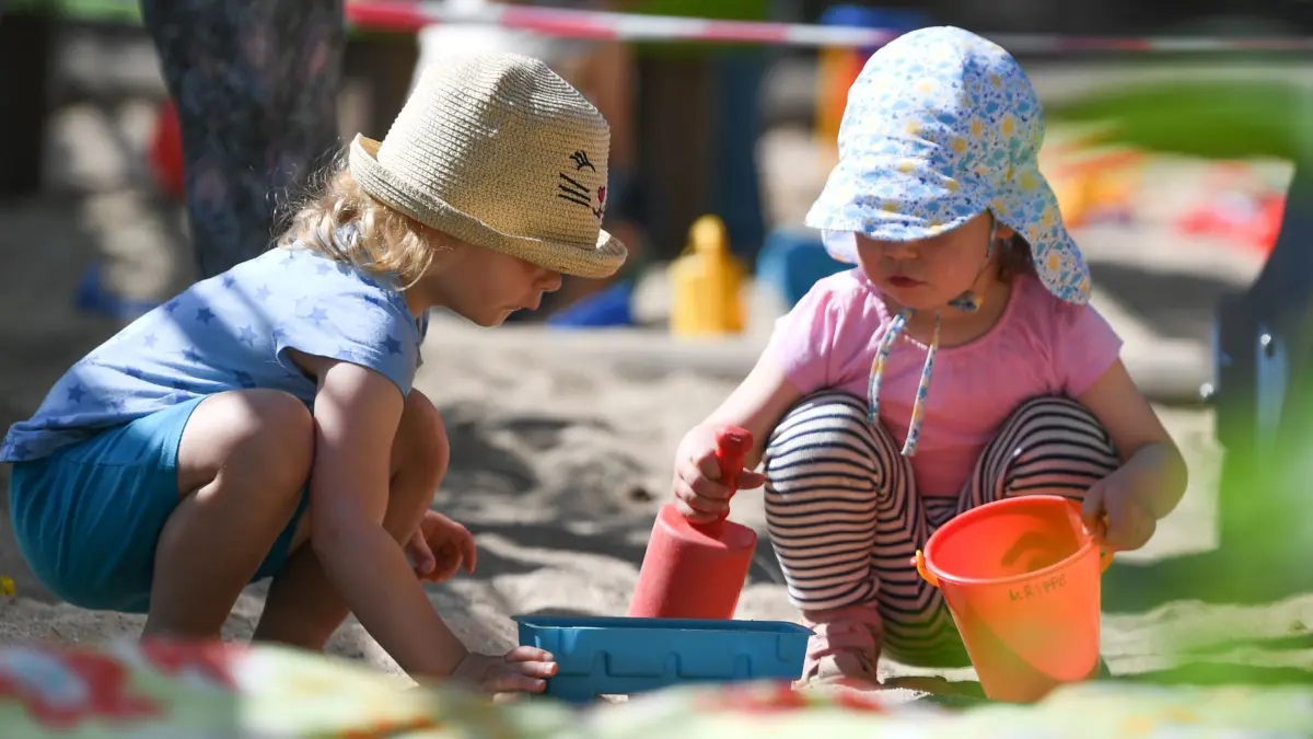 Mädchen aus der Krippen-Gruppe "Raupe Nimmersatt" spielen auf dem Spielplatz der Kita am Offenbacher Sana Klinikum. Die Kitas gehen nach der Notbetreuung zum «eingeschränkten Regelbetrieb» über. Die Verantwortlichen in den Kommunen müssen sich mit Blick auf die Corona-Pandemie an Vorgaben des Landes halten. +++ dpa-Bildfunk +++