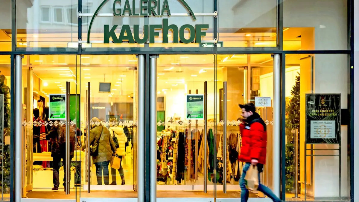 Galeria Kaufhof Stuttgart Königstraße mit Weihnachtsdekoration.. // 23.12.2022: DEU, Stuttgart, Baden-Württemberg, Deutschland. *** Galeria Kaufhof Stuttgart Königstraße with Christmas decoration 23 12 2022 DEU, Stuttgart, Baden Württemberg, Germany