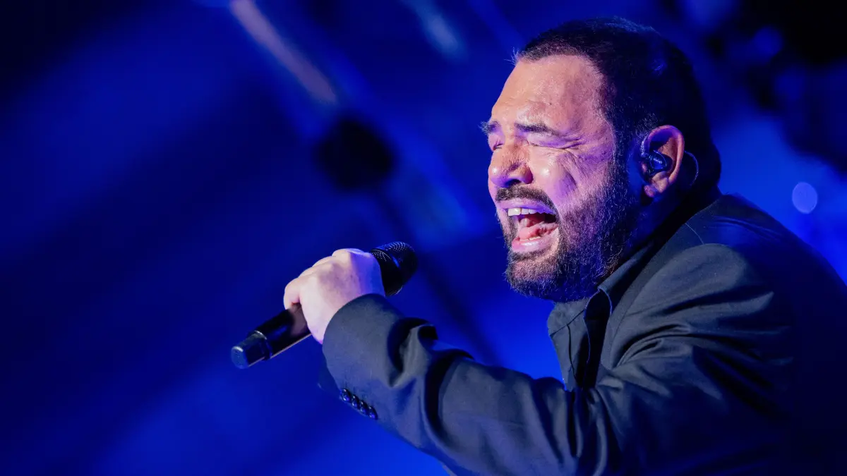 Marian Gold, Frontmann und Sänger der Band "Alphaville", steht im Mai 2024 gemeinsam mit dem Filmorchester Babelsberg für ein Konzert in Görlitz auf der Bühne.