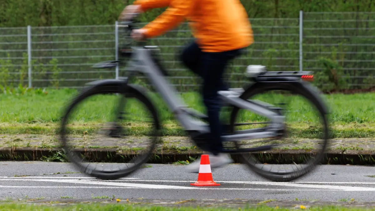 Pedelec–Training für Seniorinnen und Senioren: PRODUKTION - 09.04.2024, Nordrhein-Westfalen, Bielefeld: Eine Radfahrerin fährt mit ihrem Pedelec über einen Verkehrsübungsplatz. Die Polizei Bielefeld bietet zusammen mit dem ADFC und der Volkshochschule Pedelec-Trainings an. Der Kurs richtet sich an Seniorinnen und Senioren ab 60 Jahren. Neben der Sensibilisierung für unklare und gefährliche Verkehrslagen, soll das sichere Handling und die souveräne Nutzung des eigenen Pedelecs trainiert werden. (zu dpa: «Bequemer ja, aber auch sicher? Unfälle mit Pedelecs und ihre Ursachen») Foto: Friso Gentsch/dpa +++ dpa-Bildfunk +++