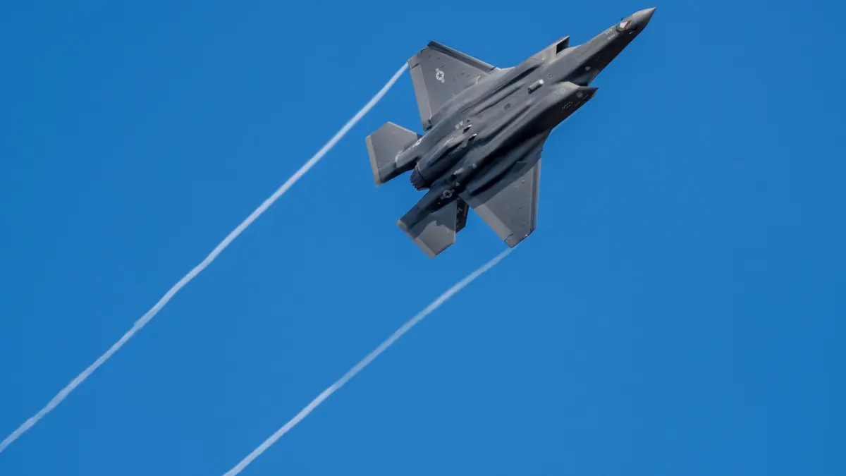 Tarnkappen–Kampfjet des Typs F–35: ARCHIV - 23.02.2022, Rheinland-Pfalz, Spangdahlem: Ein US-Kampfflugzeug vom Typ F-35 fliegt über der Eifel. Die US-Regierung will den Verkauf von bis zu 40 hochmodernen Tarnkappen-Kampfjets des Typs F-35 an Griechenland freigeben. (zu dpa: «Kampfjet F-35: Deutsche Luftfahrtexperten beginnen Ausbildung in USA») Foto: Harald Tittel/dpa +++ dpa-Bildfunk +++