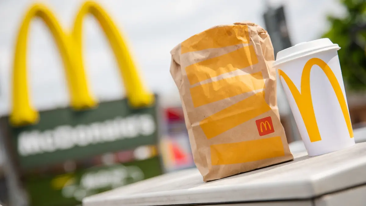 McDonald's Tübingen: ARCHIV - 23.05.2023, Baden-Württemberg, Tübingen: Eine McDonald's To-Go-Tüte und ein To-Go-Becher stehen vor einer Tübinger McDonald's-Filiale. (zu dpa: «Burgerbrater und Co.: Systemgastronomie legt kräftig zu») Foto: Christoph Schmidt/dpa +++ dpa-Bildfunk +++