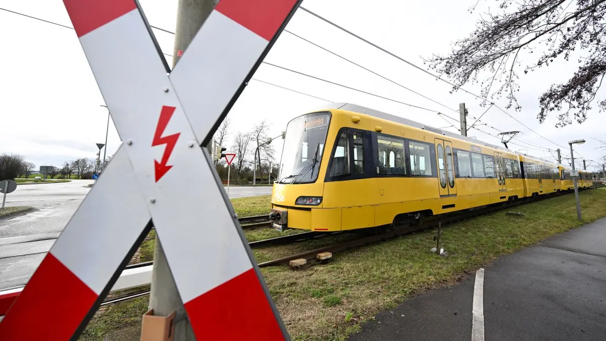Stadtbahn Stuttgart: ARCHIV - 02.01.2024, Baden-Württemberg, Stuttgart: Eine Stadtbahn fährt vor Stuttgart an einem Bahnübergang an einem Andreaskreuz vorbei. (zu dpa: «Von Straßenbahn erfasst - 19-Jähriger stirbt bei Unfall in Stuttgart») Foto: Bernd Weißbrod/dpa +++ dpa-Bildfunk +++