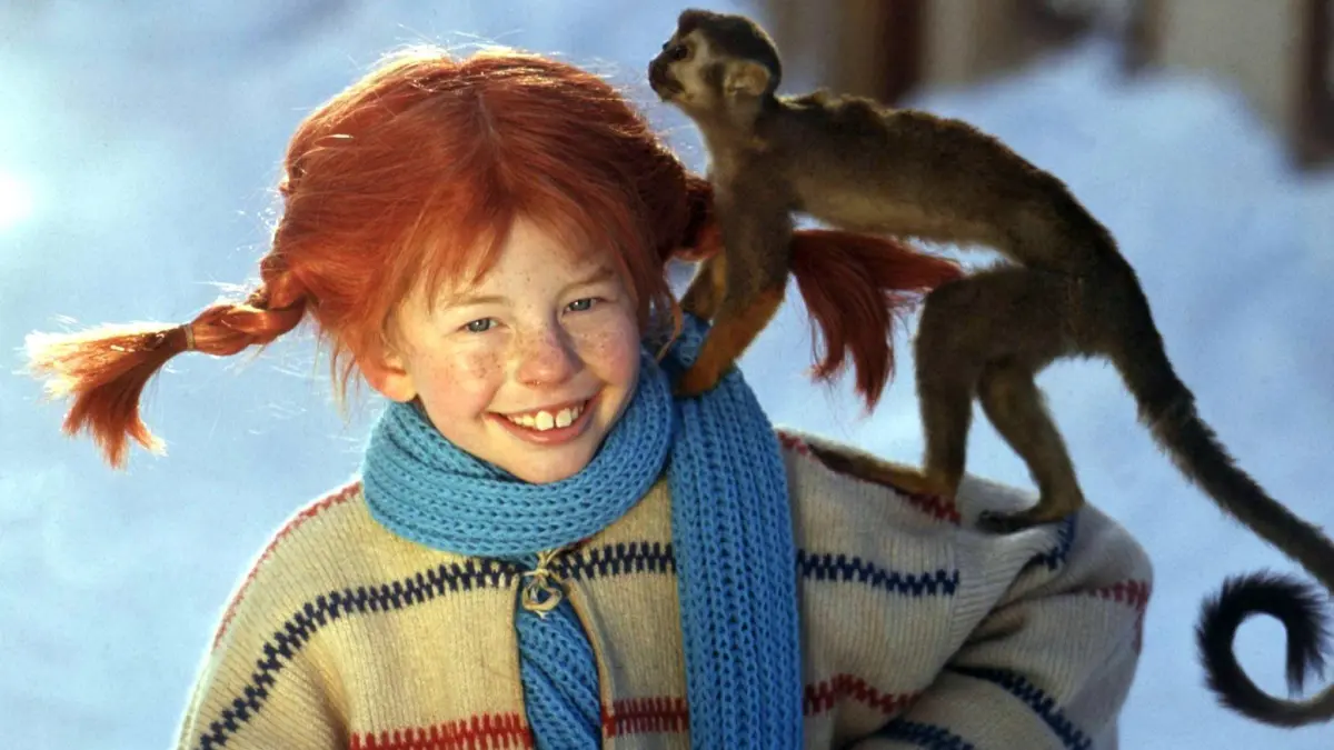 Pippi Langstrumpf wird 75: ARCHIV - 31.12.1967, Schweden, Stockholm: HANDOUT - Lächelnd trägt die Schauspielerin Inger Nilsson in einem Film von 1968 als «Pippi Langstrumpf» an einem kalten Wintertag ihr Äffchen «Herr Nilsson» auf der Schulter spazieren. Vor 75 Jahren kam das erste Werk über Pippi Langstrumpf heraus. Astrid Lindgren schuf mit ihr eine bis heute unerreichte Figur. (zu dpa: «Inger Nilsson wird 65: Pippi-Darstellerin liebt das Erwachsensein») Foto: epa Pressensbild/epa Scanpix Sweden/dpa +++ dpa-Bildfunk +++