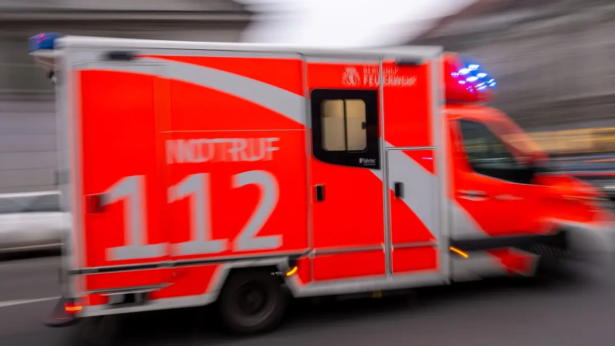 Rettungswagen — Symbolbild: ARCHIV - 08.02.2024, Berlin: Ein Rettungswagen fährt mit Blaulicht zum Einsatz. (zu dpa: «80 Jahre alte Pedelec-Fahrerin stirbt nach Kollision mit Auto») Foto: Monika Skolimowska/dpa +++ dpa-Bildfunk +++