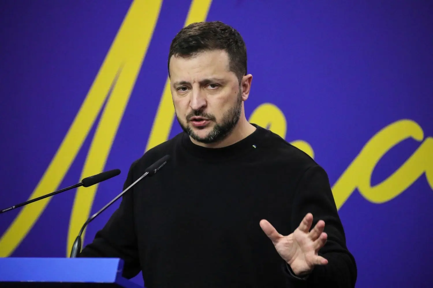 Angesichts der schweren Lage an der Front hat der ukrainische Präsident Wolodymyr Selenskyj einmal mehr um militärische Unterstützung aus dem Westen geworben.