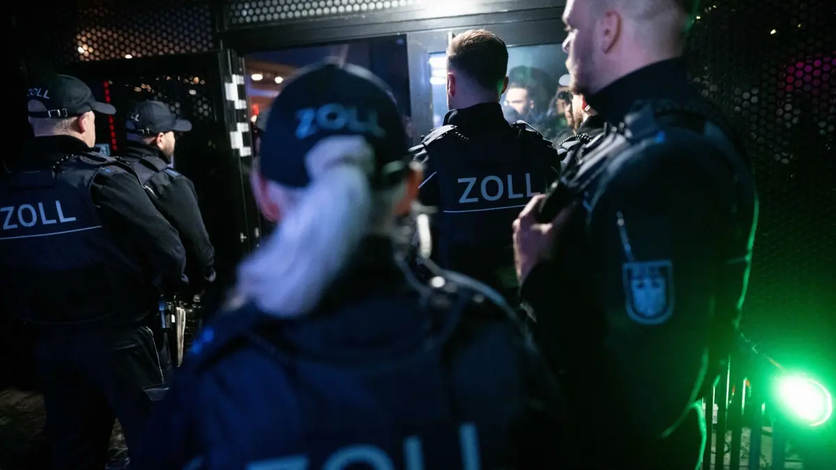 Razzia in Türsteherszene in Nordrhein–Westfalen: 04.05.2024, Nordrhein-Westfalen, Essen: Beamte des Zoll stehen während einen Razzia vor einem Club. Mit einer Razzia mitten im Partyleben mehrerer nordrhein-westfälischer Städte hat die Polizei am Samstagabend nach Verbindungen zwischen kriminellen Familienclans und der Türsteher-Szene gesucht. Foto: Fabian Strauch/dpa +++ dpa-Bildfunk +++